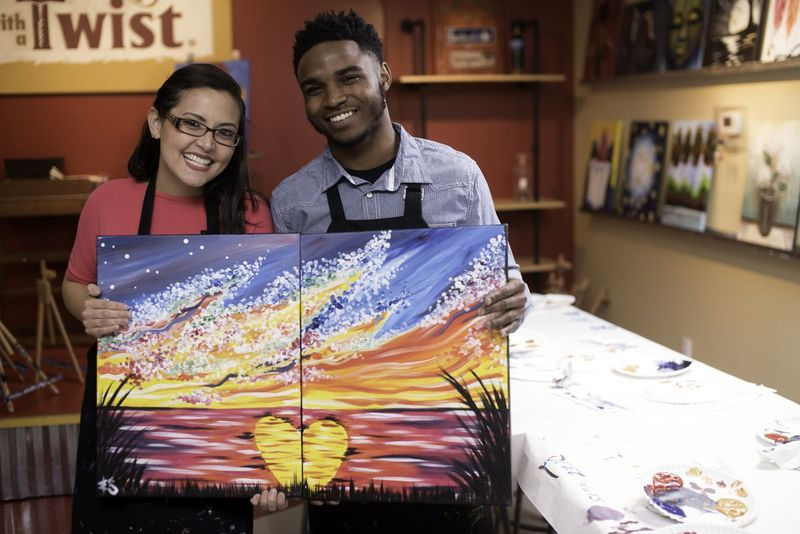 Auf diesem Foto von Painting with a Twist aus dem Jahr 2019 enthüllt ein Paar seine Verabredungsnacht-Kunst, die, wenn sie kombiniert wird, ein Kunstwerk ergibt, das sie zusammen während einer Painting with a Twist-Veranstaltung in Mandeville, La, zeigen können.