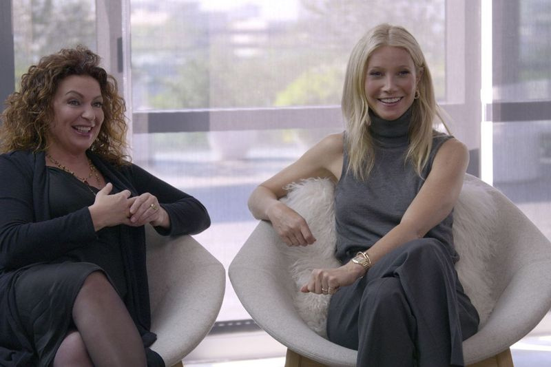 Michaela Boehm (izquierda) y Gwyneth Paltrow se muestran en una escena de la serie de Netflix Sex, Love, & goop.