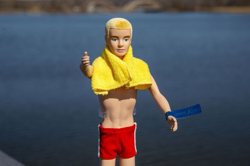 Una reproducción del muñeco Ken original, lanzado en 1961 como compañero de Barbie, aparece en el condado de Bergen, Nueva Jersey. Mattel ha puesto el muñeco a la venta esta semana para conmemorar su 60 aniversario.