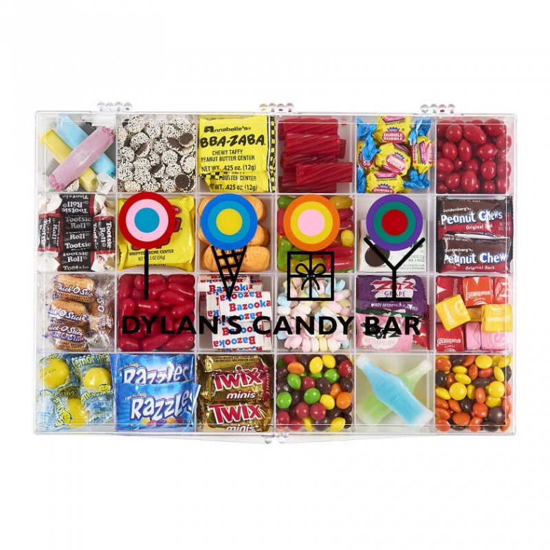   Cette photo montre la Nostalgia XL Tackle Box de Dylan’s Candy Bar. Les bonbons nostalgiques font d'excellents cadeaux de Noël pour les adultes. 