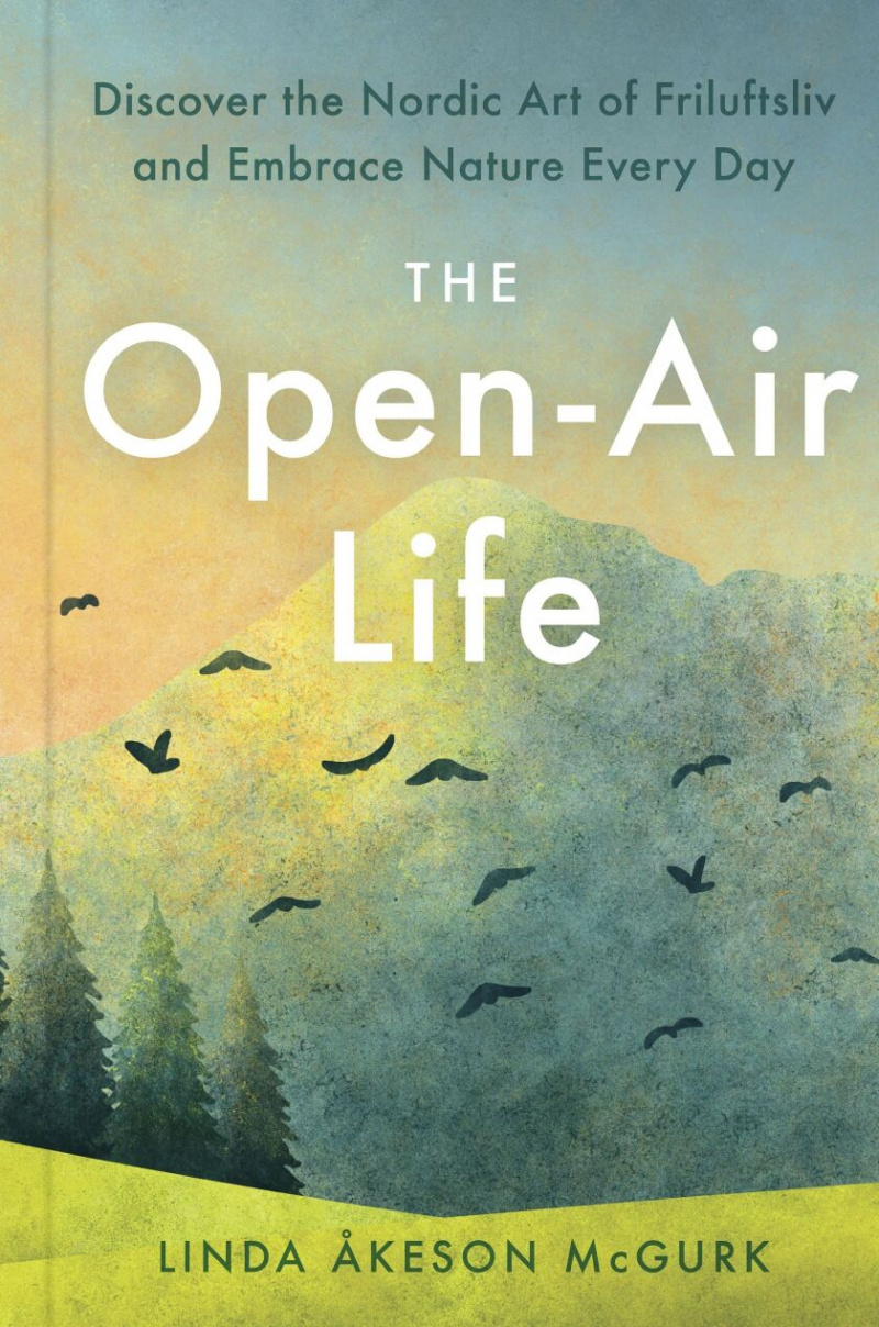   Cette photo montre la couverture de 'The Open-Air Life' de Linda Akeson McGurk. Le livre partage les 10 principes du concept scandinave de 'friluftsliv'. Aidez un cadeau de vacances à apprécier le plein air, style nordique.