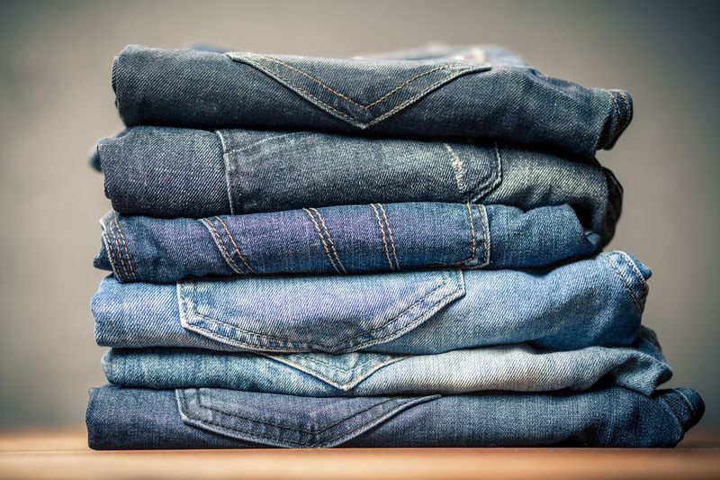 Jeans, anbefaler flere eksperter, skal vaskes i koldt vand med et mildt rengøringsmiddel og altid lufttørres.