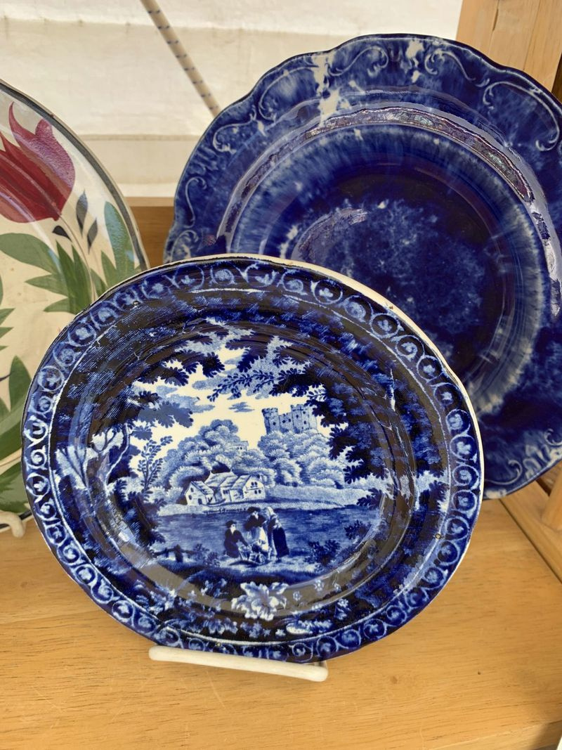 Med flere mennesker, der giver afkald på Kina, er det blevet rigeligt på garagesalg og loppemarkeder.