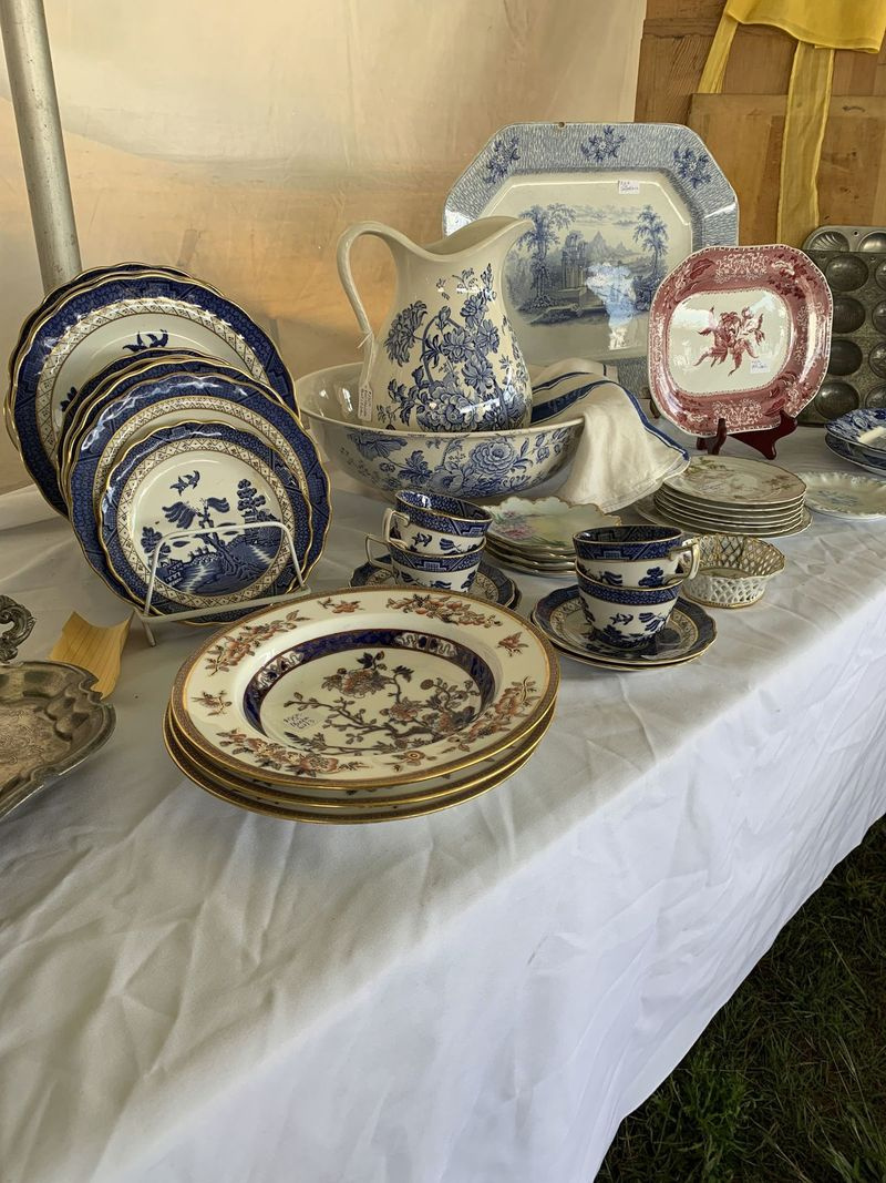 En række porcelæn udstilles til salg på Brimfield Flea Market i Brimfield, Massachusetts.