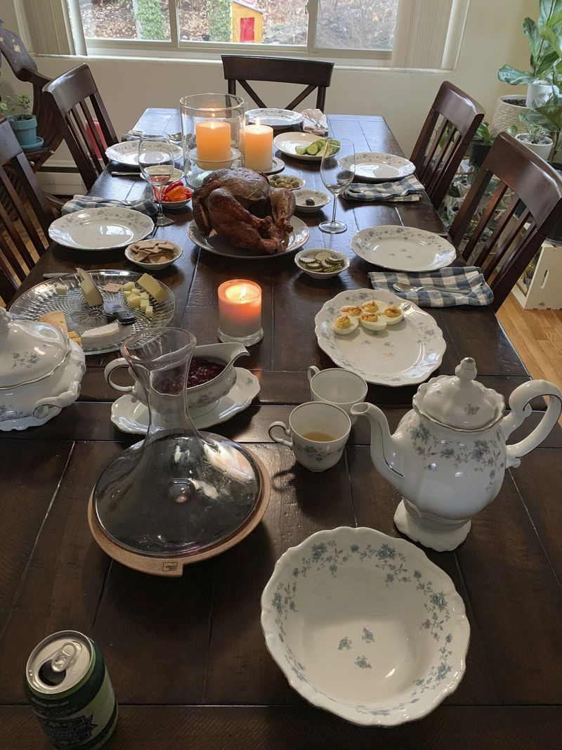Dette billede fra 28. november 2019 leveret af Tracee Herbaugh taget på Thanksgiving nær Boston, Massachusetts, viser Herbaughs Johann Haviland Blue Garland-kina. Porcelænet tilhørte Herbaughs bedstemor.