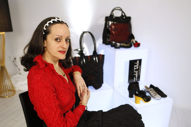 Ontwerper Isabel Toledo poseert met haar schoenen en handtassen ontworpen voor Payless ShoeSource in Miami Beach, Florida, in 2010.