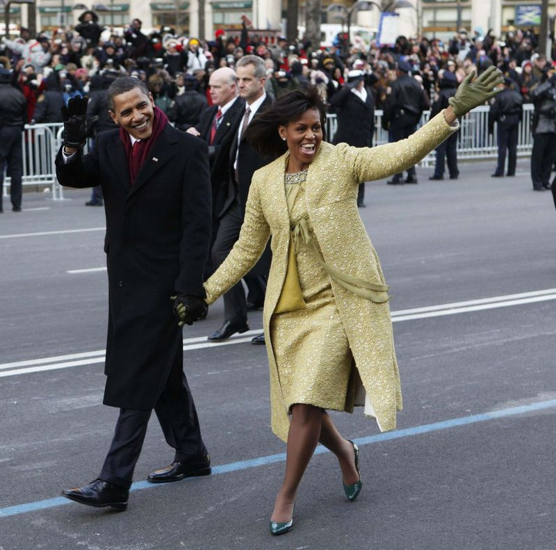 Deze bestandsfoto van 20 januari 2009, toont president Barack Obama en first lady Michelle Obama, gekleed in een citroengraskleurige schedejurk en bijpassende overjas ontworpen door Isabel Toledo terwijl ze de inaugurele paraderoute in Washington, D.C.