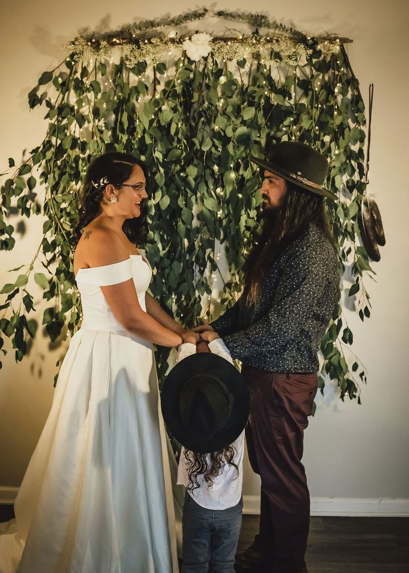 I december 2020, ett foto från Kristen Pritchard Photography, håller Kayleigh och Cody Cousins ​​varandra i handen under sin bröllopsceremoni, tillsammans med sin son River, hemma i San Diego, Kalifornien. De planerade ursprungligen ett bröllop i april 2020 och sköt upp det efter att pandemin tog fäste, planerade om den till december och var sedan tvungen att växla igen när en ny låsning infördes. Det var förödande, sa Kayleigh. Vi sa: 