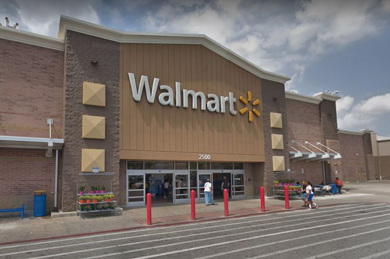 Kaks Evergreen Parki Walmarti kaupluse töötajat, kes haigestusid koroonaviirusesse, on surnud, kinnitasid poe ametnikud laupäeval.