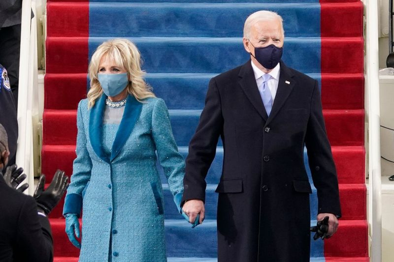 Påtroppende president Joe Biden flankert av kona Dr. Jill Biden ankommer for sin innsettelse som USAs 46. president 20. januar 2021, ved US Capitol i Washington, DC.