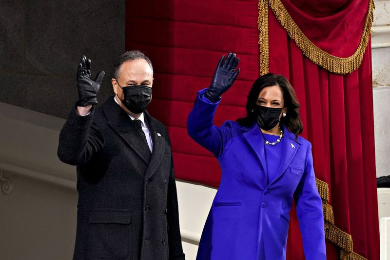 Påtroppende visepresident Senator Kamala Harris (R) og ektemannen Douglas Emhoff vinker mens de ankom den 59. presidentinnsettelsen 20. januar 2021 ved US Capitol i Washington, DC