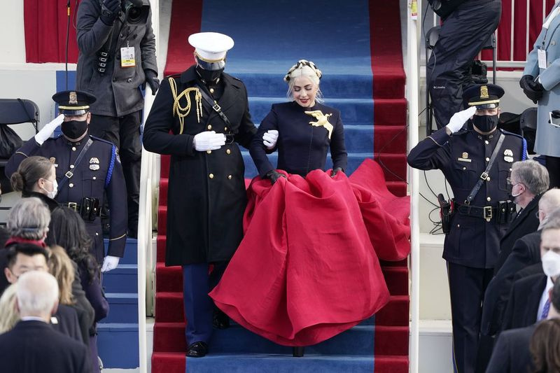 Lady Gaga ankommer for å synge nasjonalsangen under den 59. presidentinnsettelsen ved den amerikanske hovedstaden onsdag.