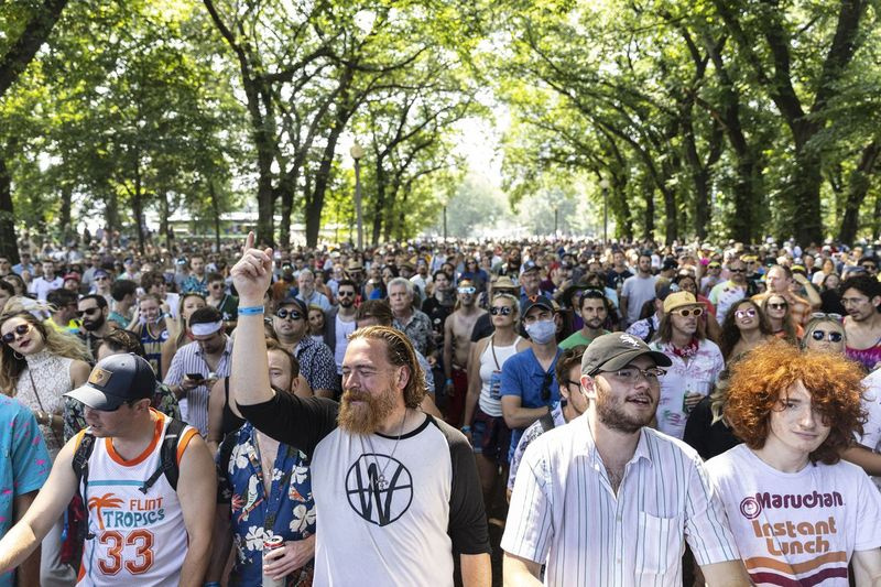 Fanoušci se scházejí, aby sledovali vystoupení Neala Francise čtvrtý den Lollapalooza v Grant Parku.