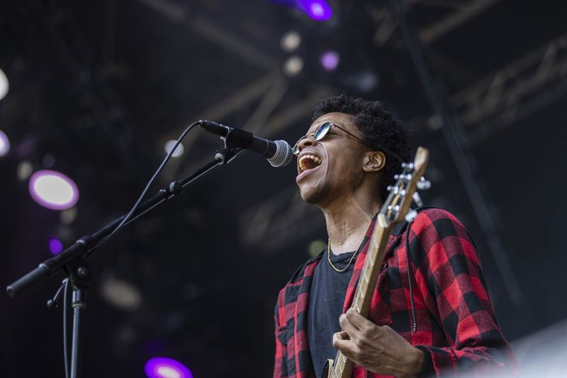 Dee Radke z Radkey vystupuje čtvrtý den Lollapaloozy.