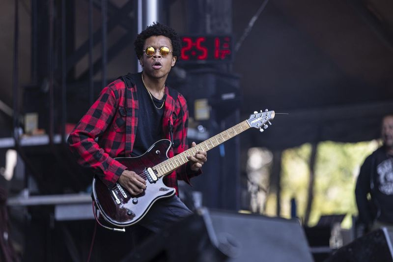 Dee Radke z Radkey vystupuje čtvrtý den Lollapaloozy.