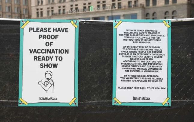 Skyltar uppsatta vid entrén till Lollapalooza varnar deltagarna att de frivilligt tar alla risker relaterade till covid-exponering. Ashlee Rezin/Sun-Times