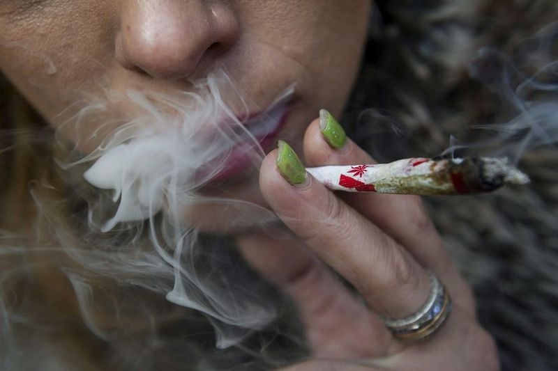 Una persona fumando marihuana