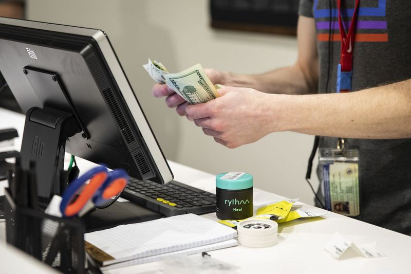 El primer grupo de clientes realiza sus compras en Rise Joliet. Una nueva ordenanza tiene como objetivo agilizar el proceso de zonificación para atraer una avalancha de nuevos ganadores de licencias de cannabis.