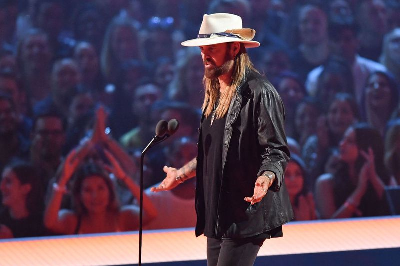 Americký zpěvák a skladatel Billy Ray Cyrus hovoří na pódiu během 2019 MTV Video Music Awards v Prudential Center v Newarku, New Jersey dne 26. srpna 2019. (Foto: ANGELA WEISS / AFP) ANGELA WEISS/AFP/Getty Images ORG XMIT: MTV Video