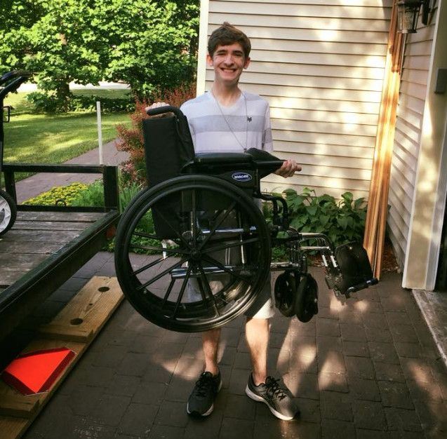 Coltyn Turner læsser den kørestol af, som han plejede at være afhængig af under sin seneste flytning tilbage til downstate Illinois. | Facebook