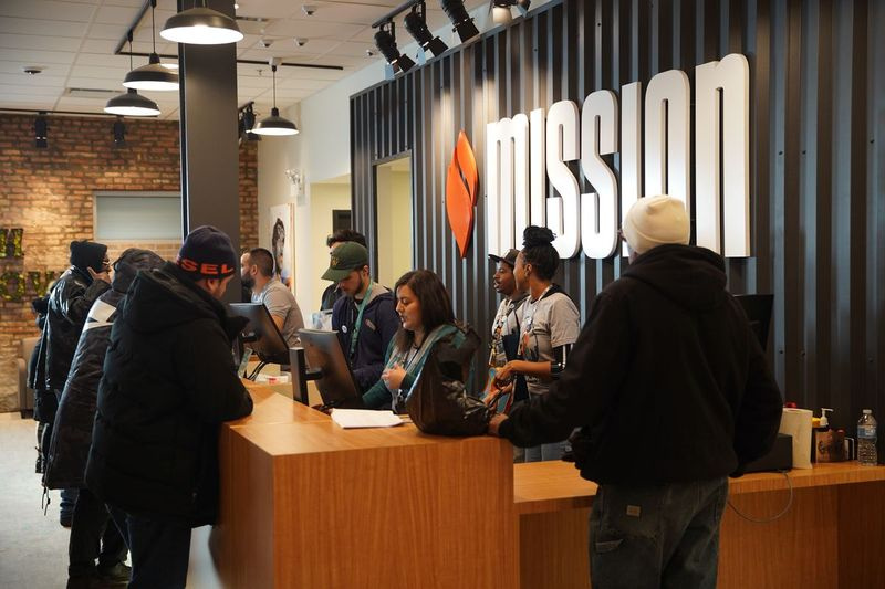 Kunden, die ihre Einkäufe bei Mission Dispensary tätigen, Mittwoch, 1. Januar 2020. | Brian Rich/Sun-Times