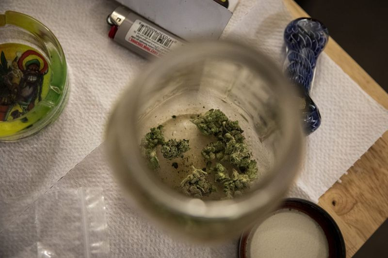 David Richardson, 29, sitzt in seinem Wohnzimmer in Rogers Park und raucht Marihuana, das er von Dispensary 33, 5001 N. Clark St. gekauft hat, nachdem er am ersten Tag des legalisierten Freizeit-Cannabis in Illinois, Mittwoch, mehr als acht Stunden in der Schlange gewartet hatte , 1. Januar 2020.