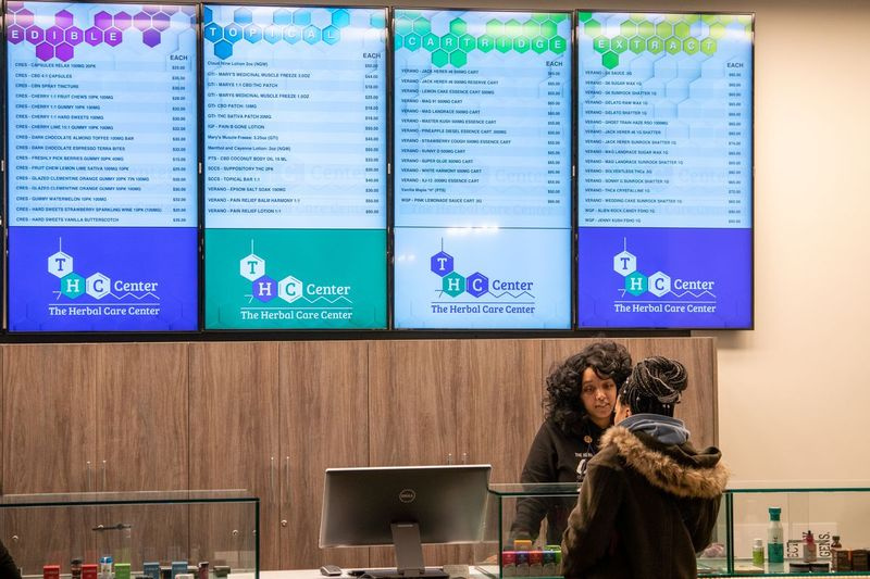 Ein Mitarbeiter der Apotheke des Herbal Care Center, 1301 S. Western Ave., hilft am Dienstagnachmittag, 31. Dezember 2019, einem medizinischen Kunden.