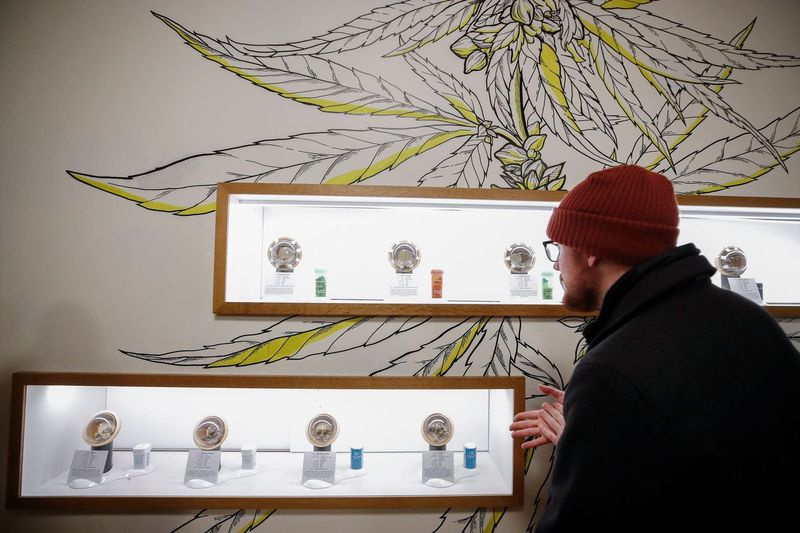 Ein Kunde kauft am 1. Januar 2020 in Chicago, Illinois, im Dispensary 33 Store ein Freizeit-Marihuana. - Am ersten Tag des Jahres 2020 wurde Freizeit-Marihuana in Illinois legal, das sich 10 anderen US-Bundesstaaten mit dem legalen Gebrauch von Freizeit-Marihuana anschließt. (Foto von KAMIL KRZACZYNSKI / AFP) (Foto von KAMIL KRZACZYNSKI / AFP über Getty Images)