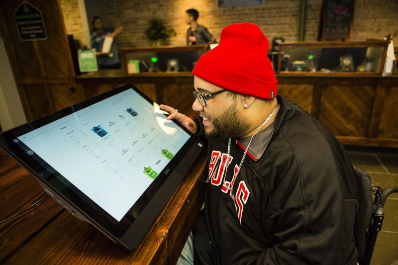 Viele Geschäfte, darunter die Marihuana-Apotheke Sunnyside in Elmwood Park, verfügen über digitale Touchscreens zum Durchsehen und Bestellen von Produkten.
