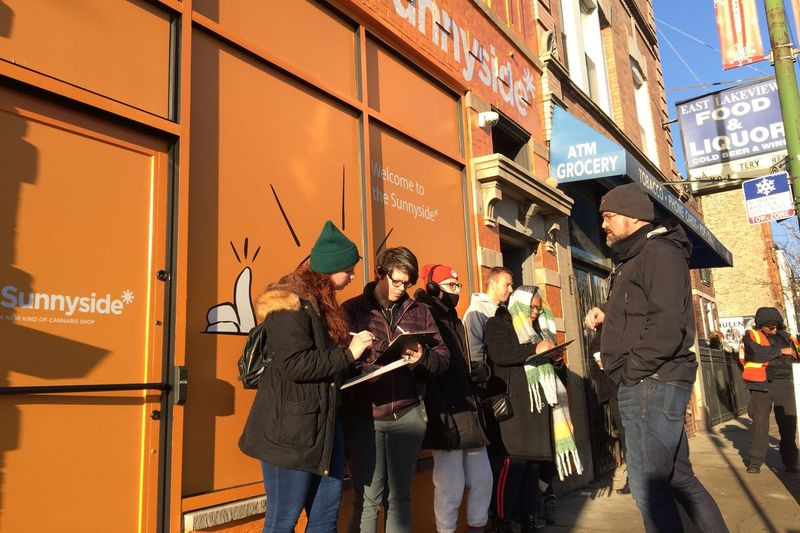 Kunden warten vor Sunnyside, einer Cannabis-Apotheke in Wrigleyville.