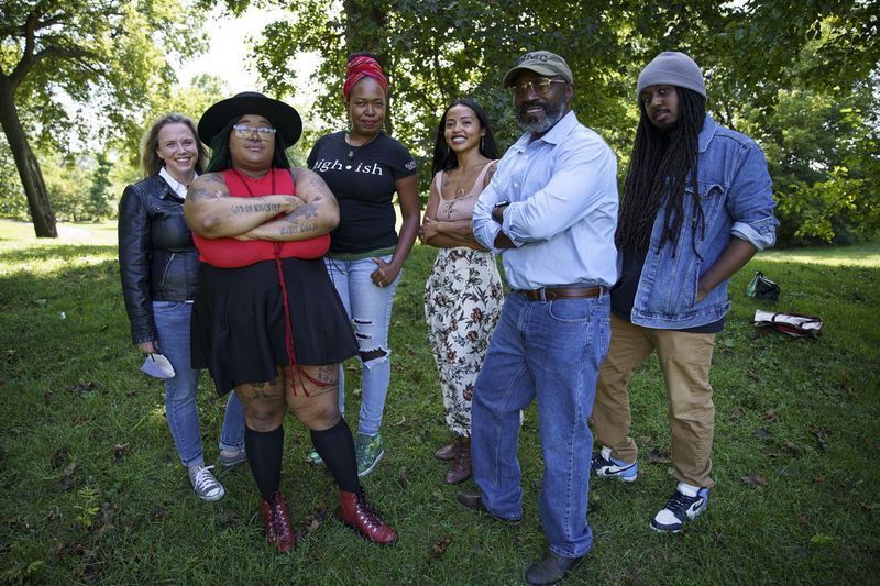 Od leve proti desni Maggie Merrystone, Britteney Kapri, Kiana Hughes, Jean Edrada, Tyrone Branch in Vincent Carter pozirajo za portret v Washington Parku, nedelja, 13. septembra 2020.