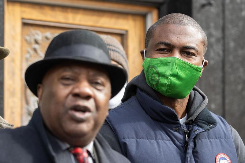 Reprezentant stanu La Shawn Ford słucha, jak były senator stanu Ricky Hendon przemawia podczas konferencji prasowej przed Nature