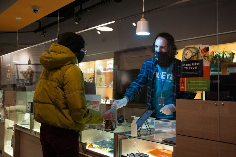 Jon O’Rourke betjener en kunde hos NuEra Cannabis, som ligger på 1308 W. North Ave., tirsdag ettermiddag 27. oktober 2020. | Pat Nabong/Sun-Times