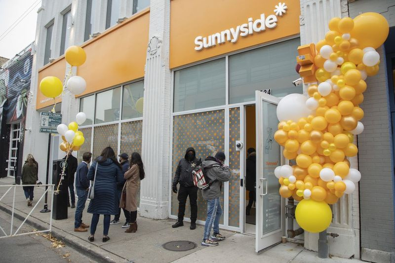 Zákazníci vstupují hned po přestřižení pásky do výdejny marihuany Sunnyside Wrigleyville. Pondělí 15. listopadu 2021. | Brian Rich/Sun-Times