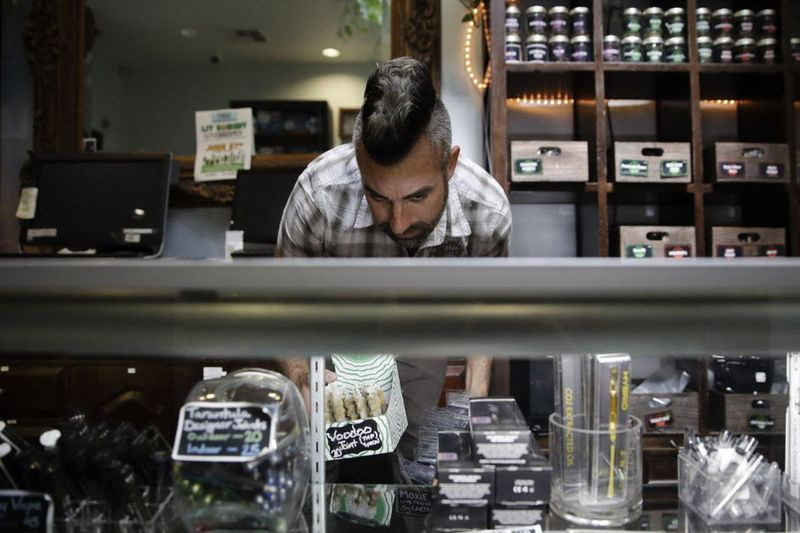 Jerred Kiloh, propietario del dispensario de marihuana medicinal Higher Path, tiene estantes con productos de cannabis en Los Ángeles.