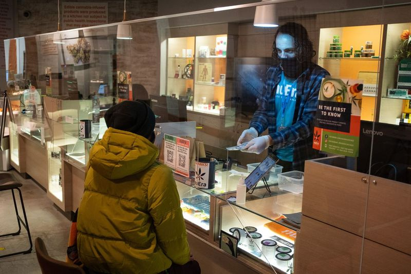 Jon O’Rourke betjänar en kund på NuEra Cannabis, 1308 W. North Ave., tisdag eftermiddag den 27 oktober 2020.