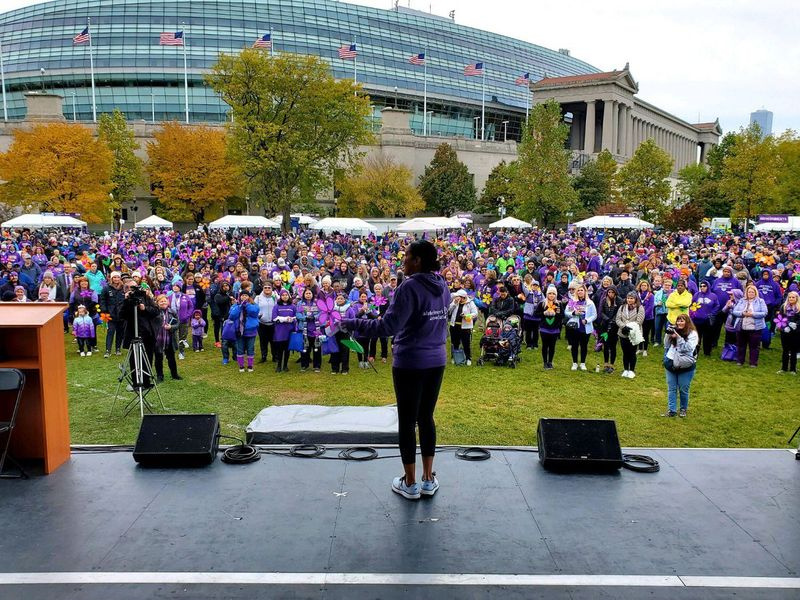 Lt. Gov. Julianna Stratton parla a una folla radunata al Soldier Field per il cammino verso la fine del morbo di Alzheimer il 26 ottobre 2019. Stratton partecipa all