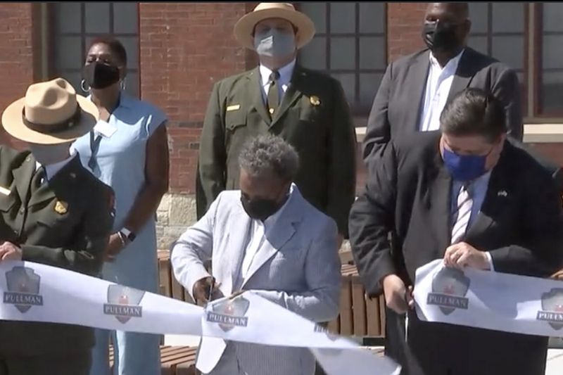 Merė Lori Lightfoot ir gubernatorius J.B. Pritzkeris 2021 m. rugsėjo 6 d., pirmadienį, perkirpo juostelę Pulmano nacionalinio paminklo lankytojų centre.