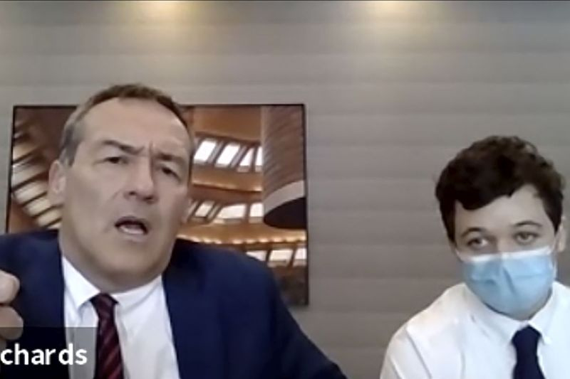 I den här skärmbilden från livestreamad video talar advokat Mark Richards, till vänster, med sin klient Kyle Rittenhouse, till höger, under en arresteringsförhandling i Kenosha County Court i Kenosha, Wisconsin, torsdagen den 11 februari 2021.