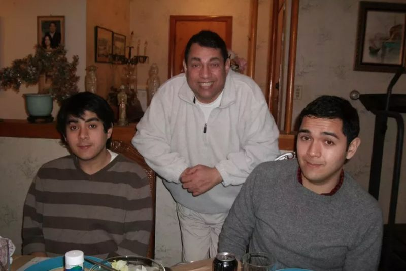 Anis Tungekar cu fiii săi, Rehman (stânga) și Omar la o cină de familie.