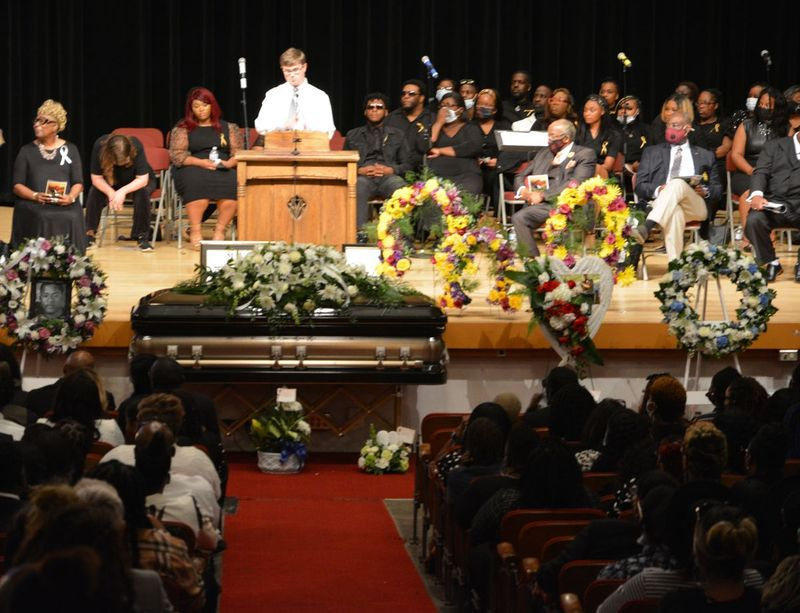 Paul DeArmond, 26, amigo de infância de Jelani Day, fala em seu serviço no sábado na Danville High School em Danville.
