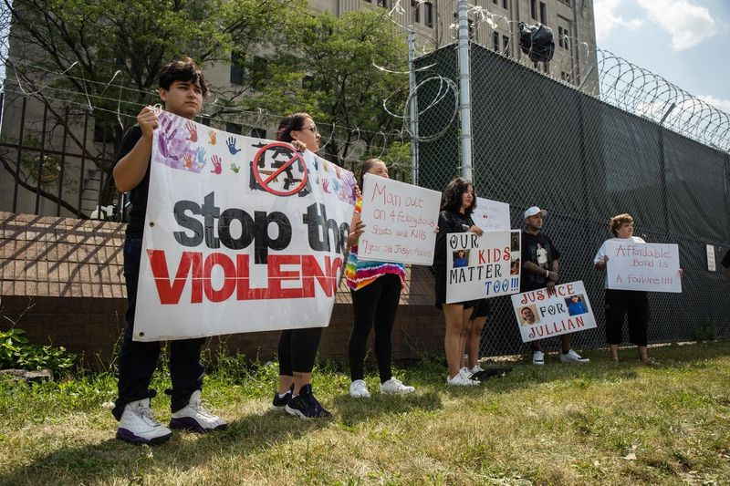 Familienmitglieder von Opfern von Gewaltverbrechen veranstalten am Samstag eine Kundgebung im Leighton Criminal Courthouse, um Richter in Cook County zu fordern, die Freilassung von Angeklagten einzustellen, die wegen schwerer Verbrechen angeklagt sind, während ihre Verfahren anhängig sind.