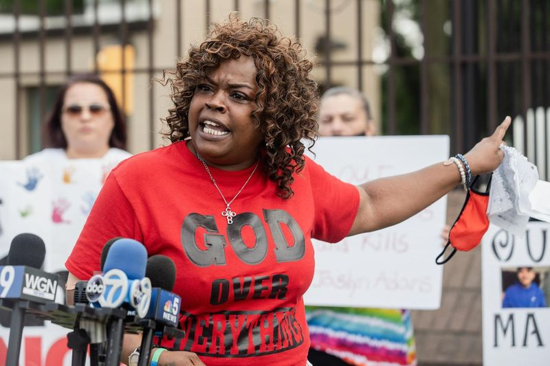 Nortasha Stingley, die Mutter von Marissa Boyd-Stingley, die 2013 erschossen wurde, fordert während einer Pressekonferenz in der Nähe des Leighton Criminal Courthouse in Little Village, dass die Richter die Kaution für Personen, die des Mordes angeklagt sind, und für Gewohnheitstäter verweigern.