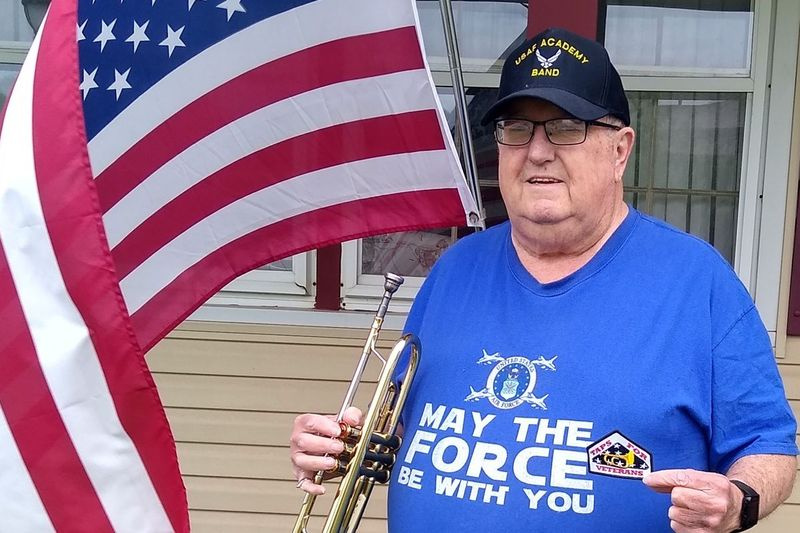 Douglas Lindt z Elk Grove Village se účastnil akce Taps Across America již druhým rokem a drží patch s nápisem Taps for Veterans.