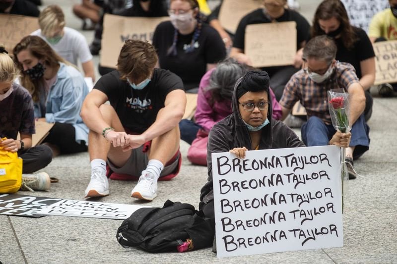 Monette McLin sa zúčastňuje na chvíľke ticha počas zhromaždenia Say Her Name organizovaného organizáciou My Block, My Hood, My City na počesť Breonny Taylorovej na Daley Plaza, v sobotu popoludní 26. septembra 2020. Taylor bol zastrelený záchranár. políciou v Louisville, Kentucky pri vykonávaní zákazu zaklepania.