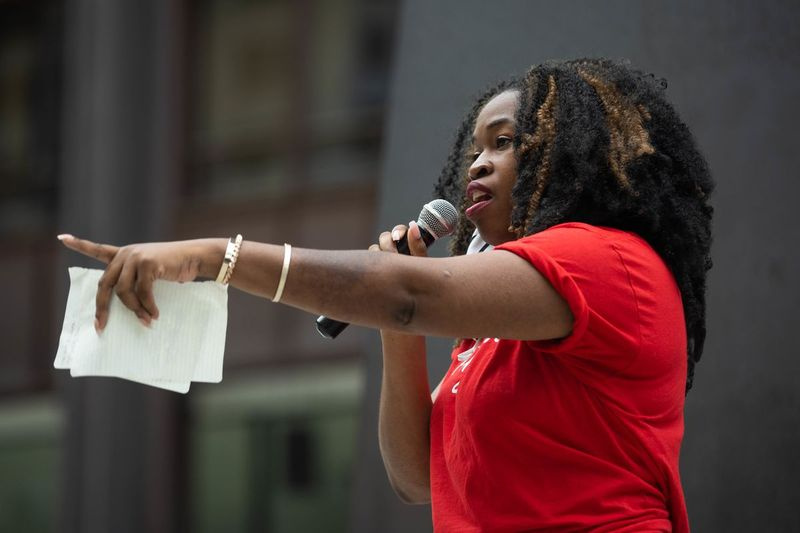 Dr. Niama Malachi hovorí počas zhromaždenia Say Her Name organizovaného organizáciou My Block, My Hood, My City na počesť Breonny Taylor na Daley Plaza, v sobotu popoludní 26. septembra 2020. Taylor bol záchranár, ktorého zastrelila polícia v r. Louisville, Kentucky pri vykonávaní zákazu zaklepania.