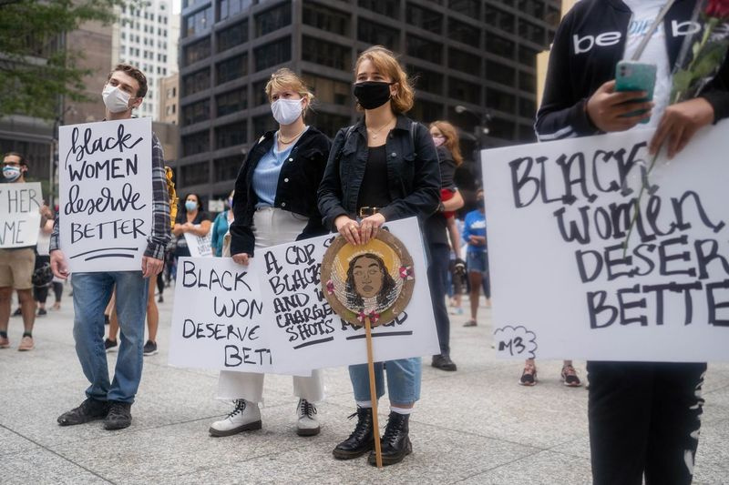 Stovky ľudí sa zúčastňujú zhromaždenia Say Her Name organizovaného organizáciou My Block, My Hood, My City na počesť Breonny Taylorovej na Daley Plaza, v sobotu popoludní 26. septembra 2020. Taylor bol záchranár, ktorého zastrelila polícia v Louisville, Kentucky pri vykonávaní zákazu zaklepania.