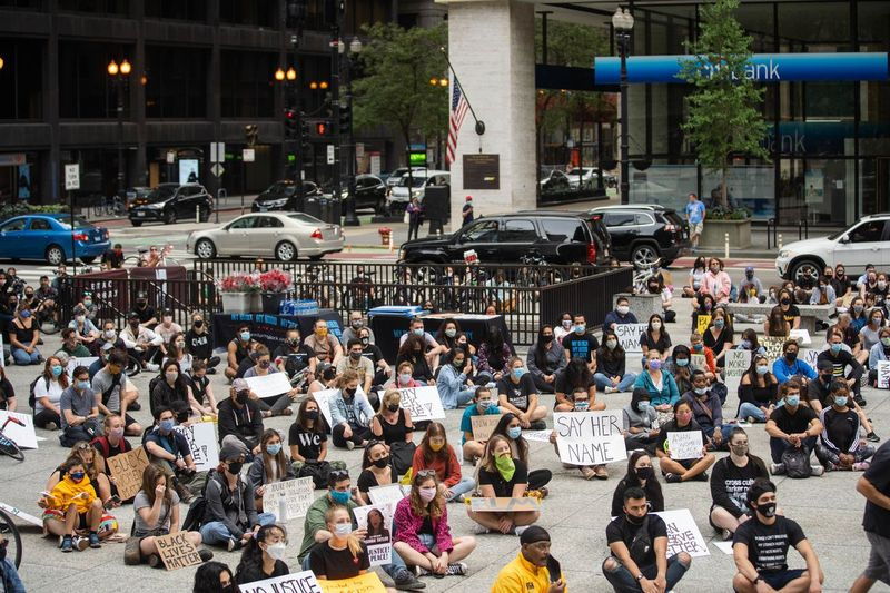 Stovky ľudí vyjadrili chvíľku ticha za Breonnu Taylorovú počas mítingu Say Her Name organizovaného organizáciou My Block, My Hood, My City na počesť Taylora v Daley Plaza, v sobotu popoludní 26. septembra 2020. Taylor bol zastrelený záchranár. a zabitý políciou v Louisville, Kentucky pri vykonávaní zákazu zaklepania.