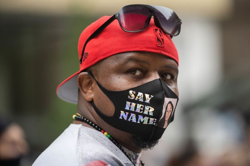 Reverend Darius Randle sa v sobotu popoludní 26. septembra 2020 zúčastňuje zhromaždenia Say Her Name organizovaného organizáciou My Block, My Hood, My City na počesť Breonny Taylorovej na Daley Plaza. Taylor bol záchranár, ktorého zastrelila polícia v Louisville, Kentucky pri vykonávaní zákazu zaklepania.