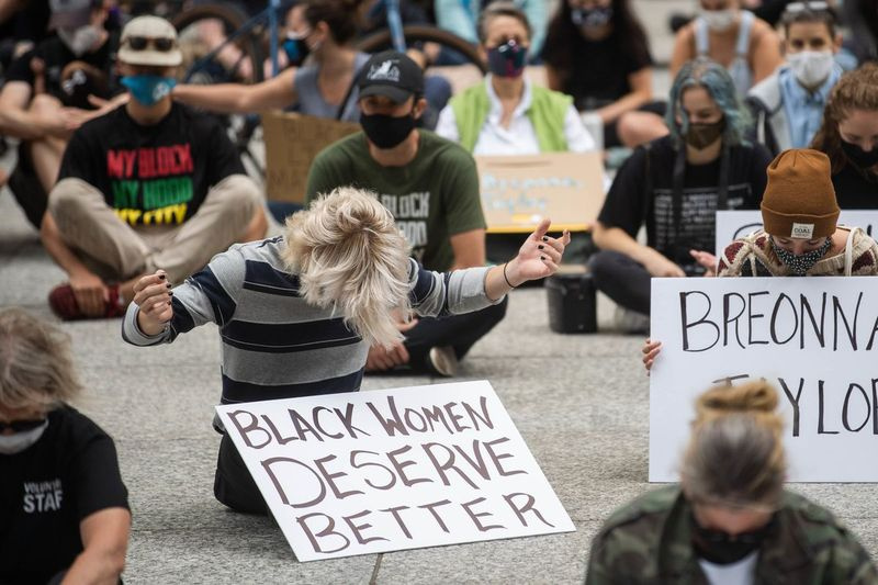 Stovky ľudí vyjadrili chvíľku ticha za Breonnu Taylorovú počas mítingu Say Her Name organizovaného organizáciou My Block, My Hood, My City na počesť Taylora v Daley Plaza, v sobotu popoludní 26. septembra 2020. Taylor bol zastrelený záchranár. a zabitý políciou v Louisville, Kentucky pri vykonávaní zákazu zaklepania.